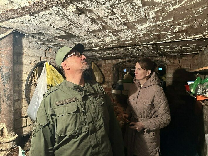 Дмитрий Канонеров на встрече с жителями аварийного дома в Черняховске | Фото: СУ СК России по Калининградской области 