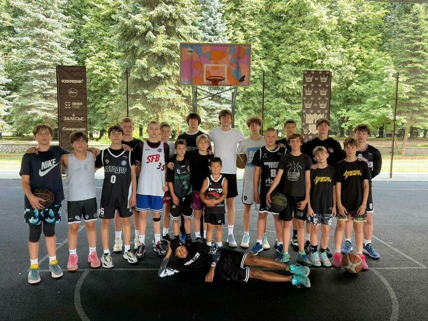 Мастер-класс провёл 20-летний Александр Палкин | Фото: Федерация баскетбола Калининградской области