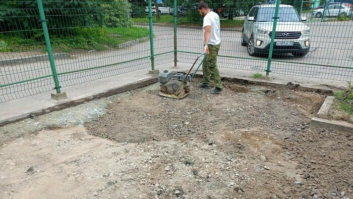 «Машина чуть не ушла под землю»: калининградцы пожаловались на яму, которая два месяца зияет перед домом   - Новости Калининграда | Фото: ГП КО «Водоканал»
