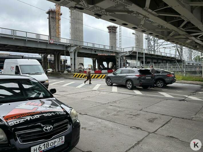 Двухъярусный стал односторонним, у моста началась дорожная нервотрёпка (фоторепортаж) - Новости Калининграда | Фото: Александр Подгорчук / «Клопс»