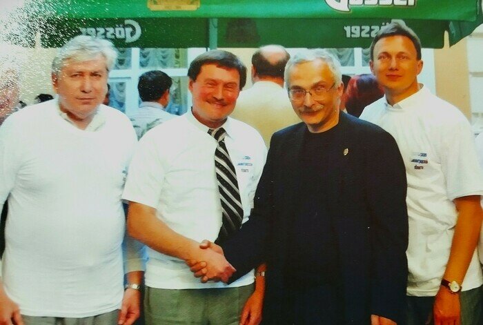 Команда правительства области по брейн-рингу и гость  Александр Друзь. 2005 г. | Фото: архив героя публикации