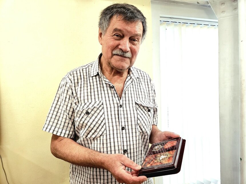 Зампредседателя «Союза участников возрождения Калининградской области» Юрий  Рожков-Юрьевский с учреждённым этой организацией к 80-летию региона «народным» орденом «Янтарная звезда» | Фото: Лидия Пименова