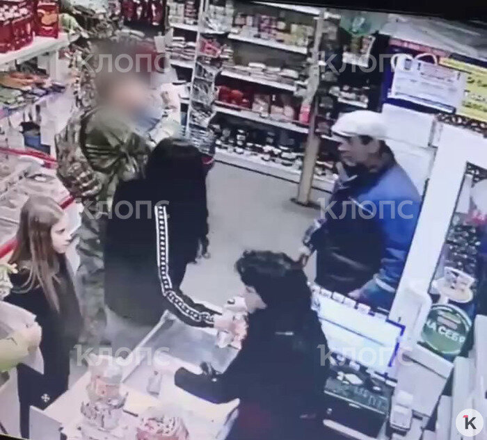Мужчина с подругой покупают алкоголь в местном магазине: он пьёт, не отходя от кассы   | Скриншот видеозаписи 