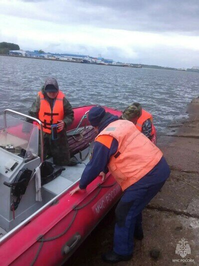 В Калининградском заливе спасли супругов, застрявших на рыбалке - Новости Калининграда | Фото: МЧС региона