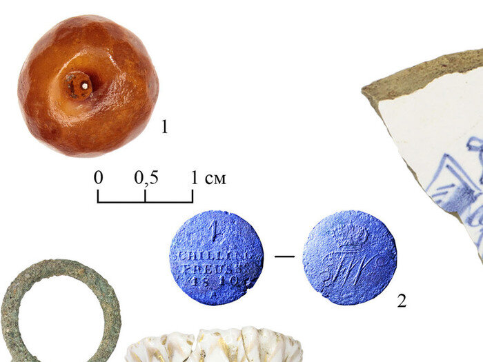 1 – бусина янтарная граненая (XVIII – нач. XIX в.); 2 – 1 шиллинг Фридриха Вильгельма III (1810 г.); 3 – тарелка поливная (XVIII – нач. XIX в.); 4 – рукоять костяная (XVIII – нач. XIX в.); 5 – навершие кувшина (XVIII – нач. XIX в.); 6 – трубка курительная (кон. XVIII – нач. XIX в.); 7 – ножницы свечные (XVIII – нач. XIX в.); 8 – чаша поливная с изображением косули (XVIII – нач. XIX в.); 9 – плитка отделочная поливная (XVIII – нач. XIX в.) | Фото: Институт археологии РАН