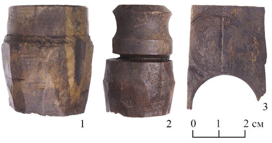 1 – обработанная кость (XVIII в.); 2 – треснувшая заготовка рукояти (XVIII в.); 3 – пластина с выемкой от бусины (XVIII в.) | Фото: Институт археологии РАН
