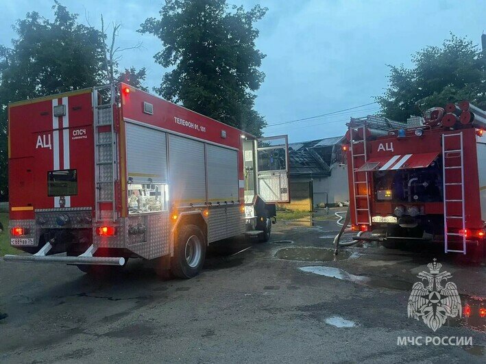 В Калининграде у двух домов сложной планировки одновременно загорелась крыша - Новости Калининграда | Фото: пресс-служба МЧС по Калининградской области