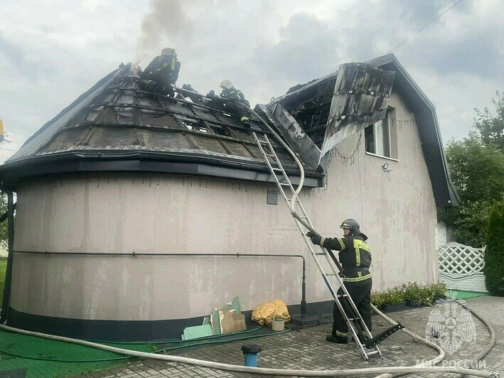 В Калининграде у двух домов сложной планировки одновременно загорелась крыша - Новости Калининграда | Фото: пресс-служба МЧС по Калининградской области