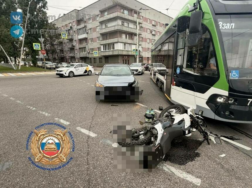 У Южного вокзала в Калининграде мотоциклист врезался в легковушку и попал в больницу - Новости Калининграда | Фото: Госавтоинспекция Калининградской области