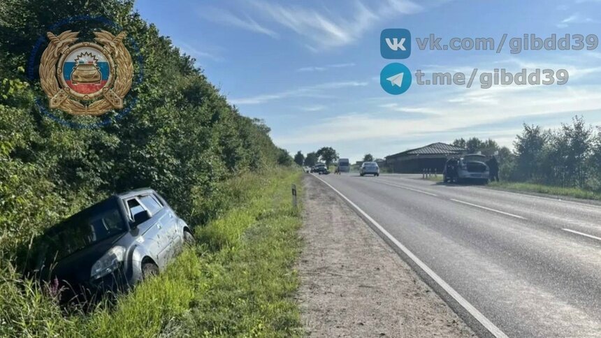 На трассе Калининград — Мамоново скутер столкнулся с Kia, легковушка вылетела в кювет - Новости Калининграда | Фото: сообщество Госавтоинспекции Калининградской области / «ВКонтакте»