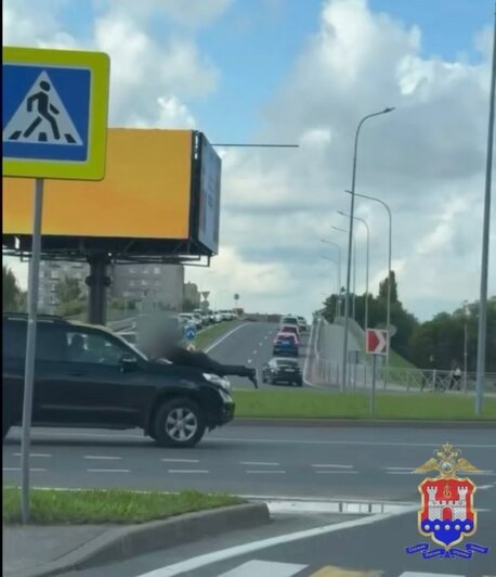 Мужчин, устроивших опасный заезд на капоте по Сельме, доставили в отдел - Новости Калининграда | Скриншоты: сообщество Госавтоинспекции Калининградской области / «ВКонтакте»