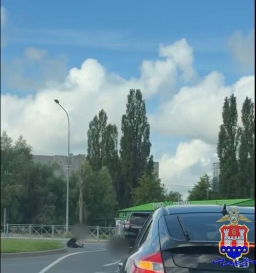 Мужчин, устроивших опасный заезд на капоте по Сельме, доставили в отдел - Новости Калининграда | Скриншоты: сообщество Госавтоинспекции Калининградской области / «ВКонтакте»
