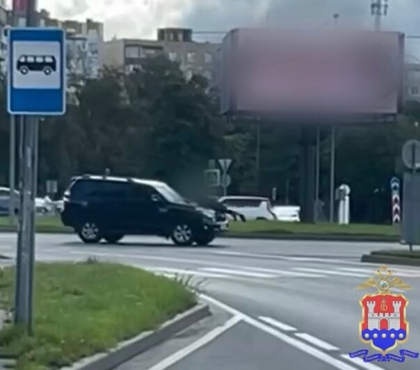 Мужчин, устроивших опасный заезд на капоте по Сельме, доставили в отдел - Новости Калининграда | Скриншоты: сообщество Госавтоинспекции Калининградской области / «ВКонтакте»