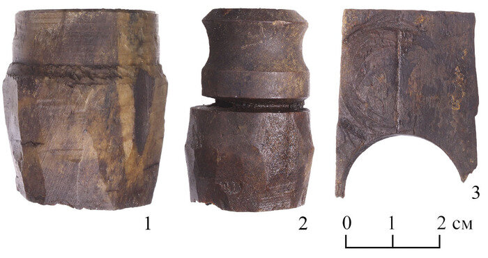 1 – обработанная кость (XVIII в.); 2 – треснувшая заготовка рукояти (XVIII в.); 3 – пластина с выемкой от бусины (XVIII в.) | Фото: сайт Института археологии РАН