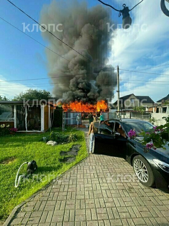 В калининградском СНТ семья лишилась дома за считаные минуты: огонь поднялся на несколько метров (видео) - Новости Калининграда | Фото: очевидцы
