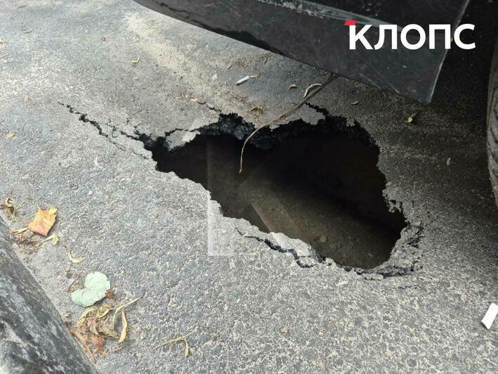 Спустя четыре дня после открытия на улице Галицкого машина провалилась в асфальт (фото, видео)  - Новости Калининграда | Фото: очевидцы