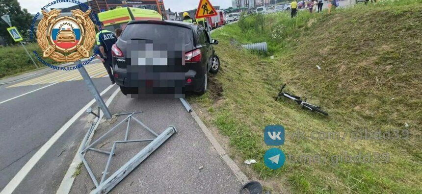На подъезде к Светлогорску легковушка повалила отбойник на велосипедистку - Новости Калининграда | Фото: канал Госавтоинспекции Калининградской области / Макс