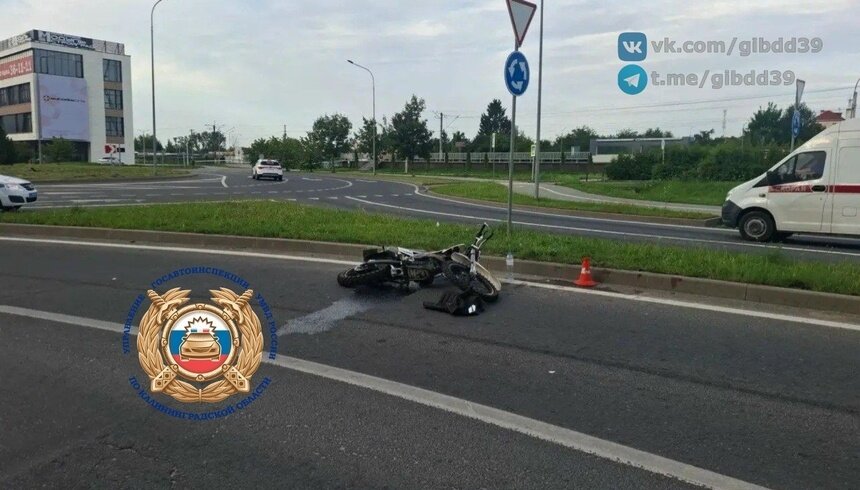 В аварии на Сельме, где на кольце перевернулся мотоцикл, пострадали два человека - Новости Калининграда | Фото: сообщество Госавтоинспекции Калининградской области / «ВКонтакте»
