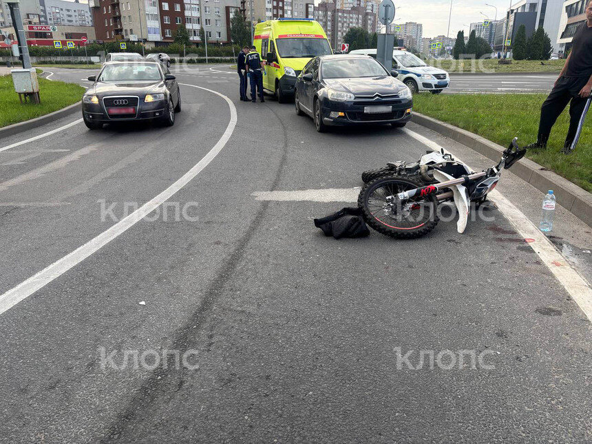 На Сельме в районе кольца на выезд из города перевернулся мотоциклист (видео) - Новости Калининграда | Фото: очевидцы