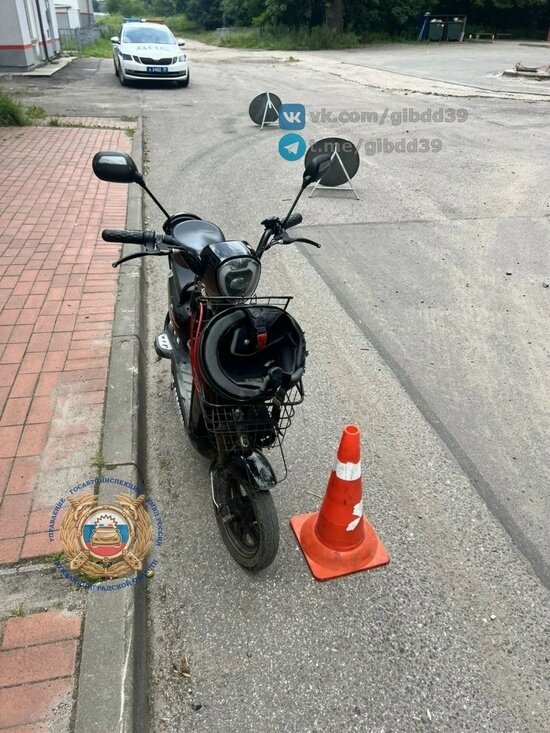 В Калининграде электросамокатчик врезался в бордюр и слетел на землю - Новости Калининграда | Фото: сообщество Госавтоинспекции Калининградской области / «ВКонтакте»