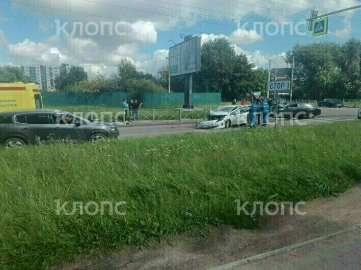 На перекрёстке Карамзина и Кошевого столкнулись легковушки, двух человек увезли на скорой (фото) - Новости Калининграда | Фото: очевидцы