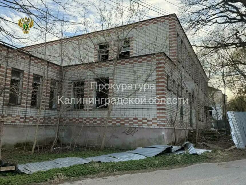 Под Калининградом заброшку, манившую подростков-экстремалов, обнесут надёжным забором - Новости Калининграда | Фото: канал прокуратуры Калининградской области / Телеграм