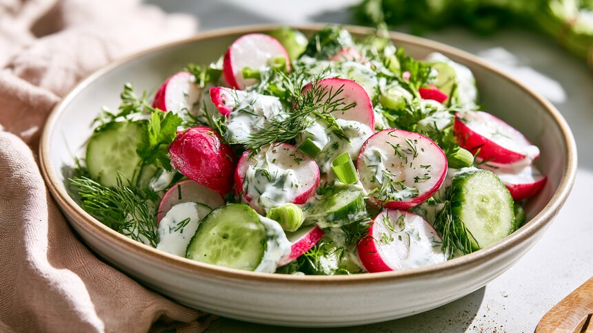 Лёгкий и хрустящий, простой и вкусный: готовим из летних овощей салат со сметанной заправкой и зеленью  - Новости Калининграда | Иллюстрация: Ксения Александрова / «Клопс»