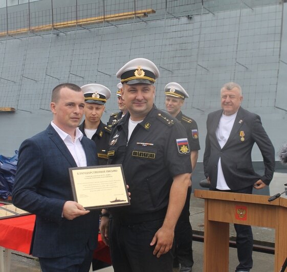 На военном корабле наградили калининградскую строительную компанию - Новости Калининграда