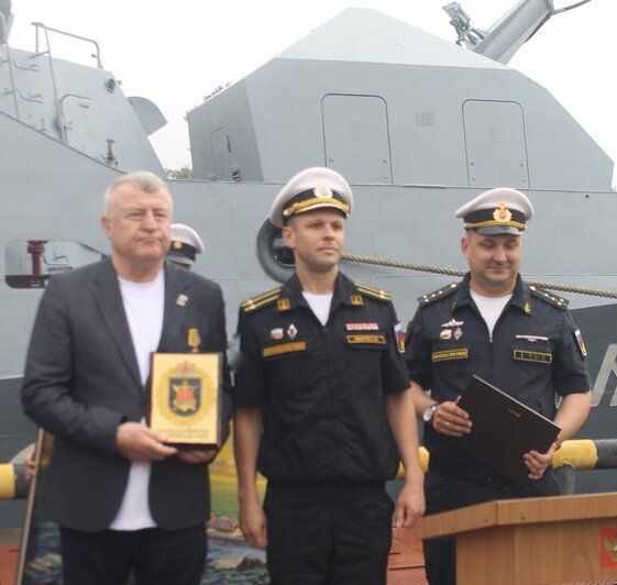 На военном корабле наградили калининградскую строительную компанию - Новости Калининграда
