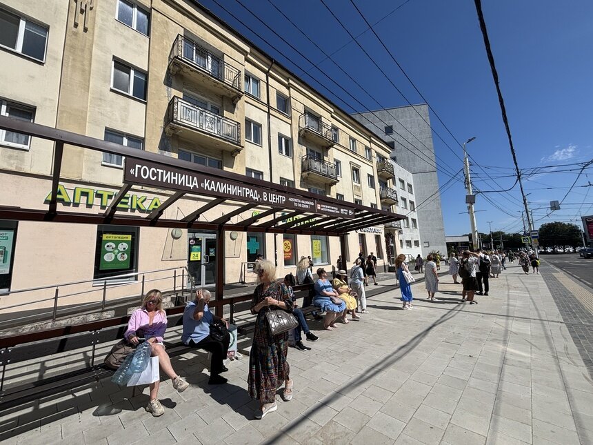 Пока пассажиры не в полной мере оценили предложенные администрацией изменения на остановке | Фото: Александр Подгорчук