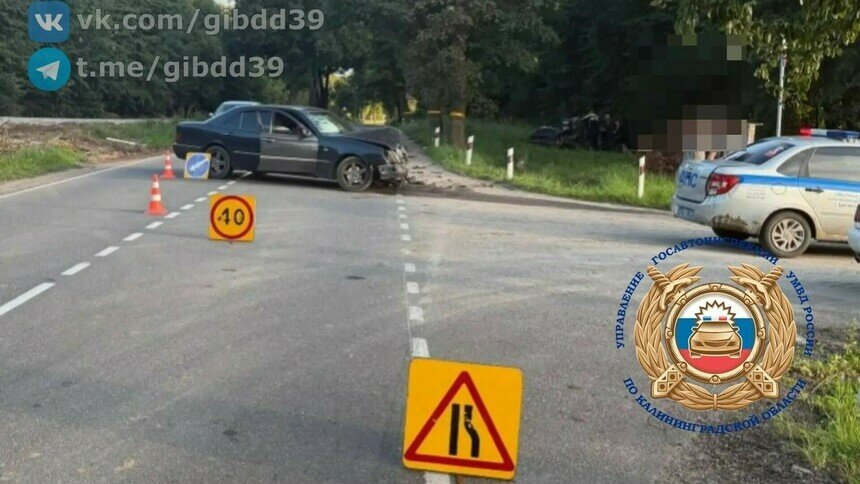 Водитель и пассажирка чудом остались живы: в Балтийском районе Mercedes выбил с трассы Volkswagen - Новости Калининграда | Фото: Госавтоинспекция Калининградской области