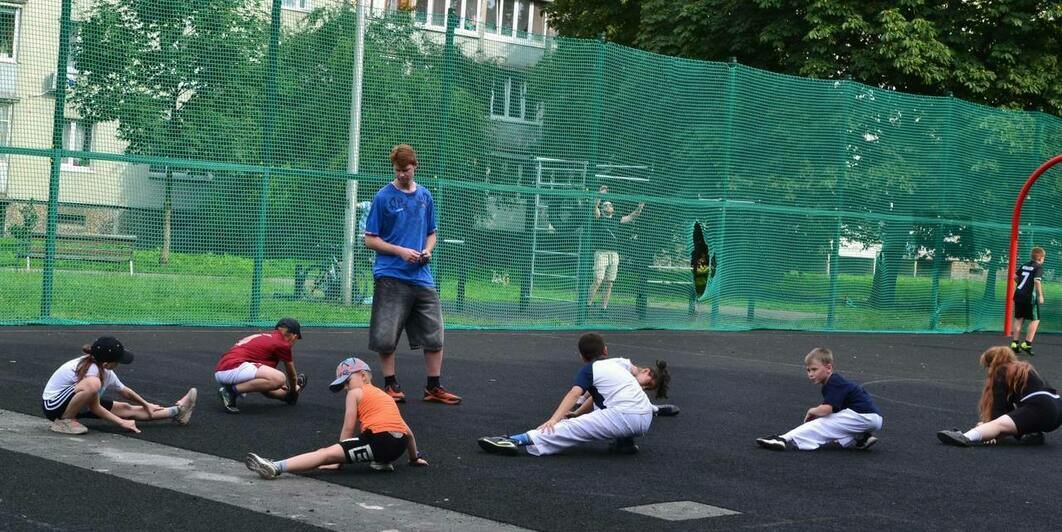 На тренировке участники разного возраста отрабатывали базовые удары, растяжку и элементы техники под руководством тренера Павла, который занимается тхэквондо уже 20 лет | Фото автора