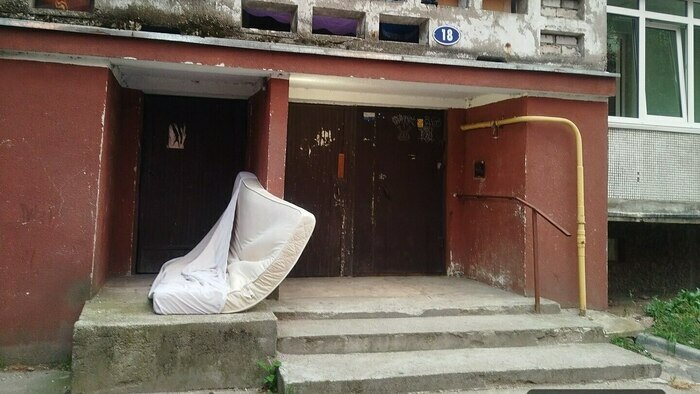 По следам шопинга и забытого матраса: каким улицам Калининграда давно требуется уборка (фото) - Новости Калининграда | Фото: Марина Миркина