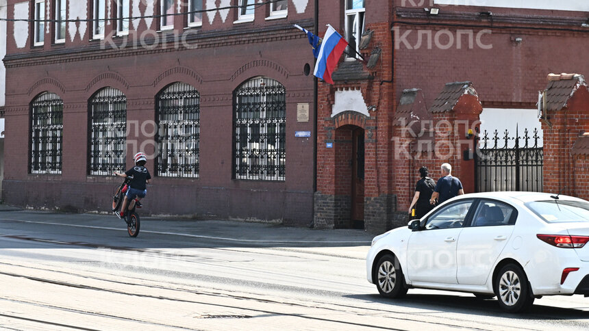Фото дня: подросток на электробайке проехал на заднем колесе у управления ГАИ - Новости Калининграда | Фото: Александр Подгорчук / «Клопс»