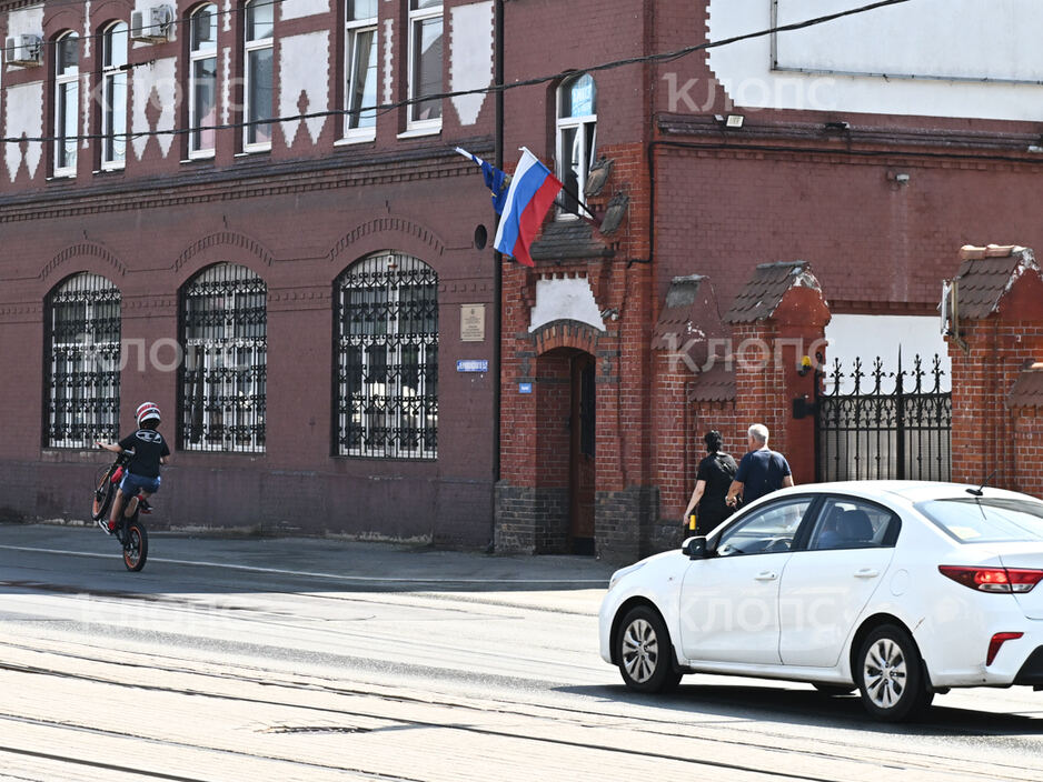 Фото дня: подросток на электробайке проехал на заднем колесе у управления ГАИ