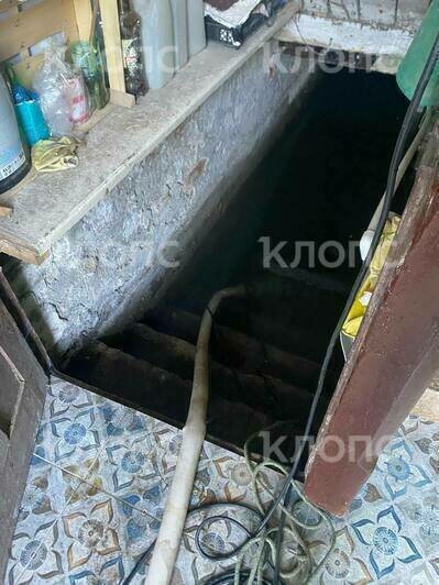 Управляющая компания пытается откачать воду из подвала | Фото: Александра