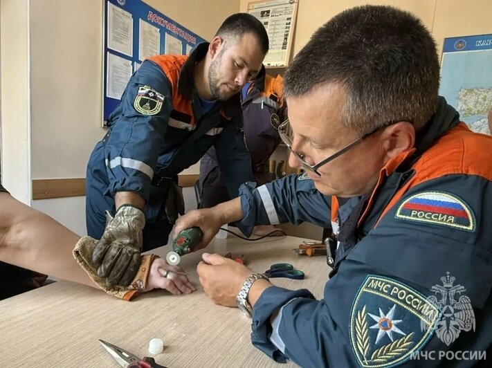 В Калининграде девушка примерила титановое кольцо и смогла расстаться с ним лишь благодаря мужчинам в форме (фото) - Новости Калининграда | Фото: сообщество управления МЧС по Калининградской области / «ВКонтакте»