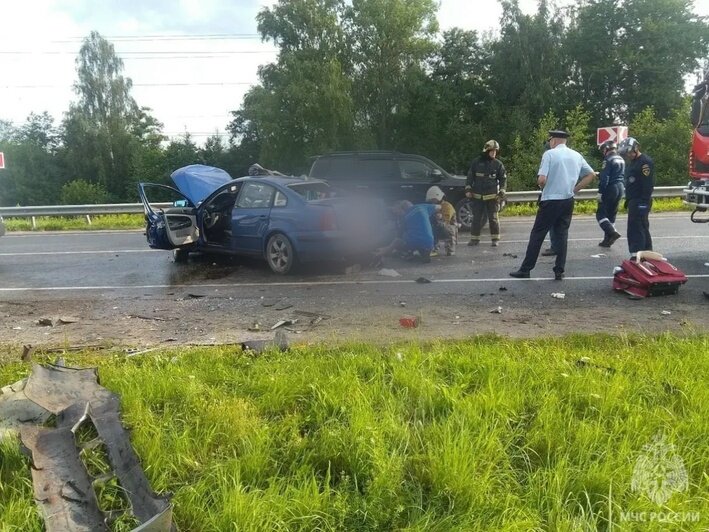 Двоих пострадавших в аварии на выезде из Калининграда пришлось вызволять спасателям (фото) - Новости Калининграда | Фото: сообщество МЧС Калининградской области / «ВКонтакте»