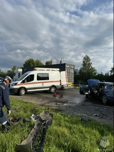 Двоих пострадавших в аварии на выезде из Калининграда пришлось вызволять спасателям (фото) - Новости Калининграда | Фото: сообщество МЧС Калининградской области / «ВКонтакте»