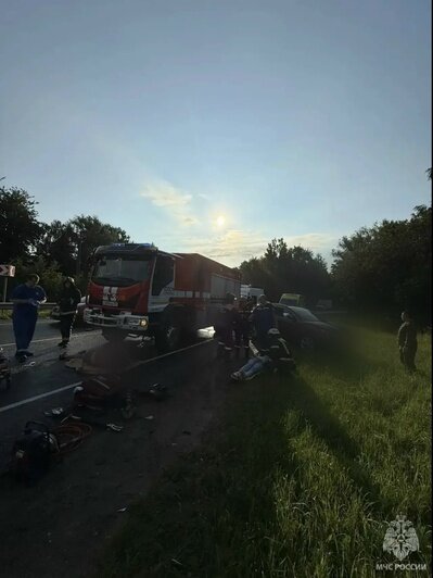 Двоих пострадавших в аварии на выезде из Калининграда пришлось вызволять спасателям (фото) - Новости Калининграда | Фото: сообщество МЧС Калининградской области / «ВКонтакте»