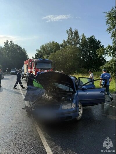 Двоих пострадавших в аварии на выезде из Калининграда пришлось вызволять спасателям (фото) - Новости Калининграда | Фото: сообщество МЧС Калининградской области / «ВКонтакте»