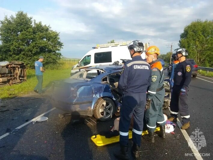 Двоих пострадавших в аварии на выезде из Калининграда пришлось вызволять спасателям (фото) - Новости Калининграда | Фото: сообщество МЧС Калининградской области / «ВКонтакте»