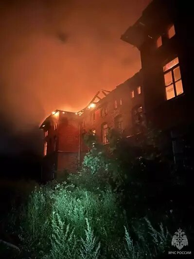 В Черняховске сгорел трёхэтажный немецкий дом (фото)   - Новости Калининграда | Фото: ГУ МЧС по Калининградской области