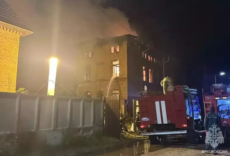 В Черняховске сгорел трёхэтажный немецкий дом (фото)   - Новости Калининграда | Фото: ГУ МЧС по Калининградской области