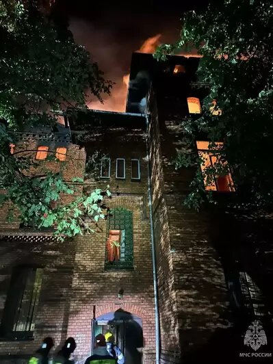 В Черняховске сгорел трёхэтажный немецкий дом (фото)   - Новости Калининграда | Фото: ГУ МЧС по Калининградской области