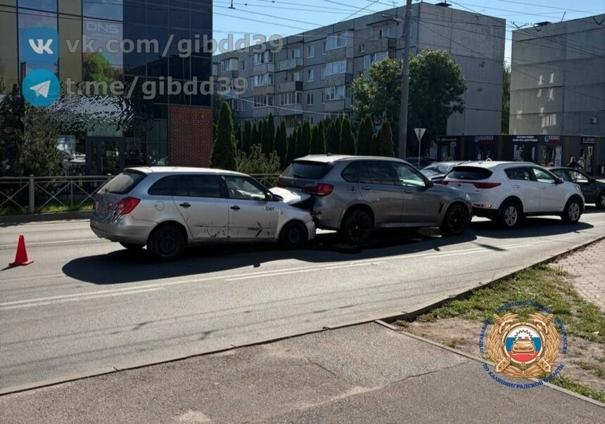 В Калининграде на Громовой столкнулись три машины, пострадал ребёнок - Новости Калининграда | Фото: сообщество Госавтоинспекции Калининградской области / «ВКонтакте»