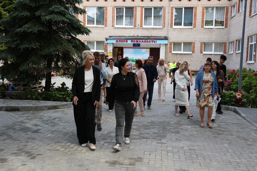 В детском саду № 123 замостили часть территории. Работу продемонстрировали главе администрации Елене Дятловой | Фото: администрация Калининграда