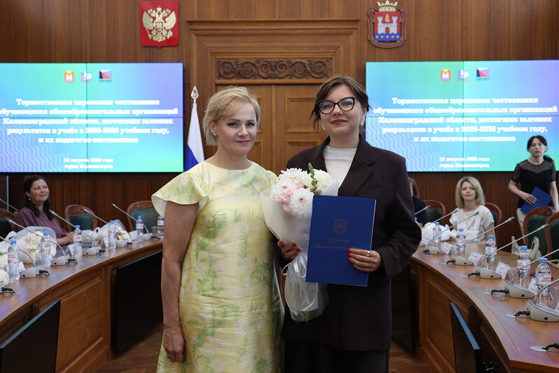 Заместитель председателя правительства – министр социальной политики Анжелика Майстер вручила педагогом благодарственные письма и медали | Фото: правительство Калининградской области
