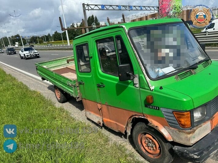 Калининградские водители сняли неисправный грузовик, катавшийся по улицам города: его хозяин заинтересовал ГАИ - Новости Калининграда | Фото: сообщество Госавтоинспекции Калининградской области / «ВКонтакте»