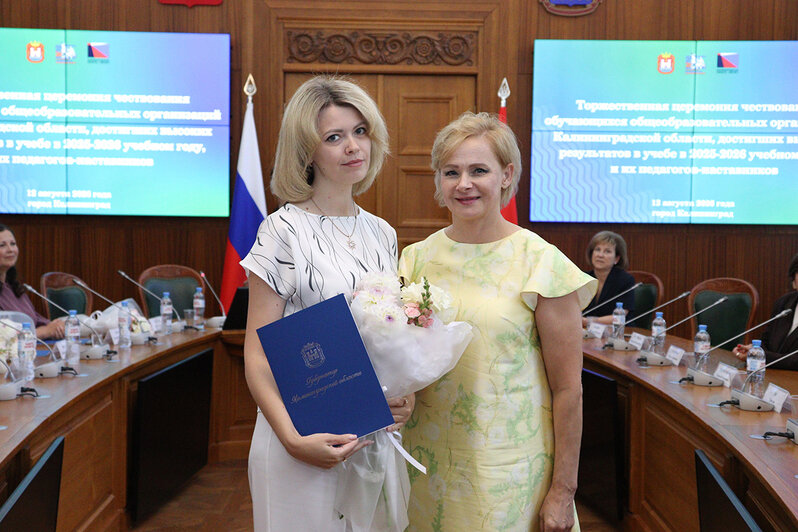 Заместитель председателя правительства – министр социальной политики Анжелика Майстер вручила педагогом благодарственные письма и медали | Фото: правительство Калининградской области